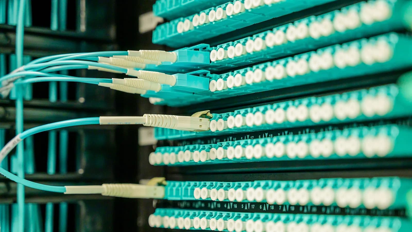 Tecnico di campo al lavoro su una rete in fibra ottica