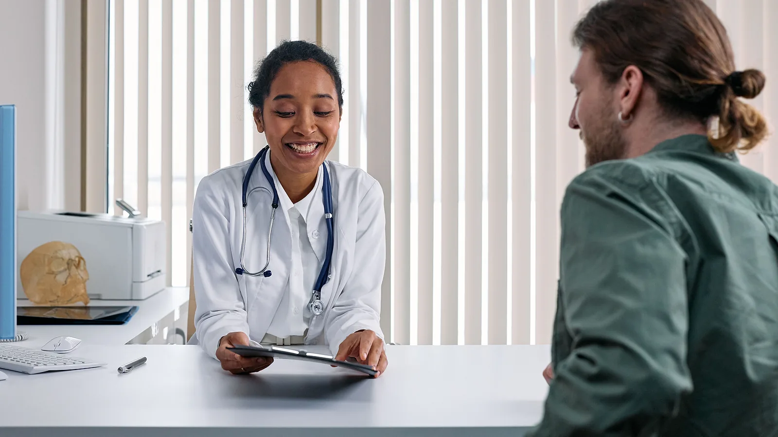 Informatore scientifico del farmaco in visita a un medico con tablet